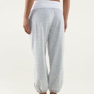 Sz 6 Lululemon Heather Grey Lightweight Om Pant | Roll Down Waist Cropped Pants
